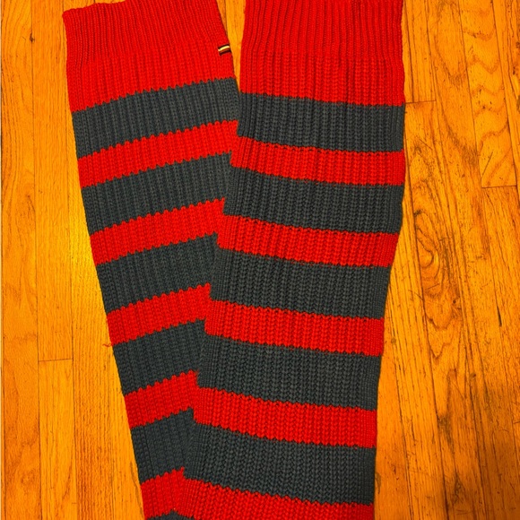 Like new thick cotton knit Tommy Hilfiger red and blue scarf - Picture 4 of 5